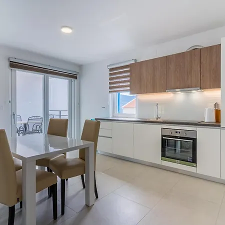 Blue Sky Apartment Cres